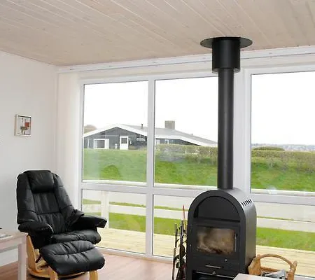 Three-bedroom Holiday In 11 *